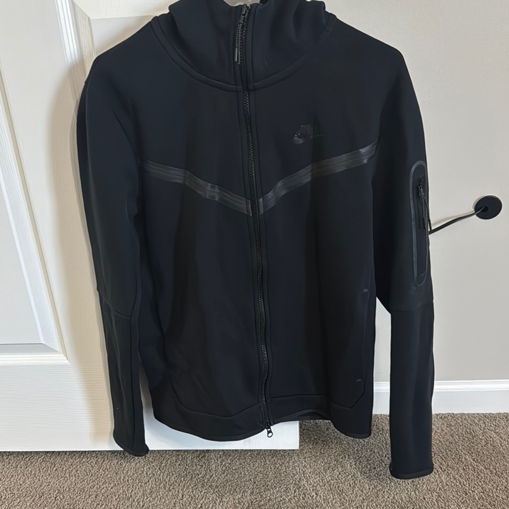 Great Condition Nike Tech size medium black, great condition